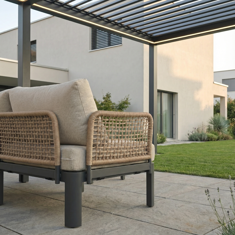 Loungesessel mit Geflecht-Armlehnen der Sky Pergola Aurora Gartenlounge, Detailansicht auf überdachter Terrasse