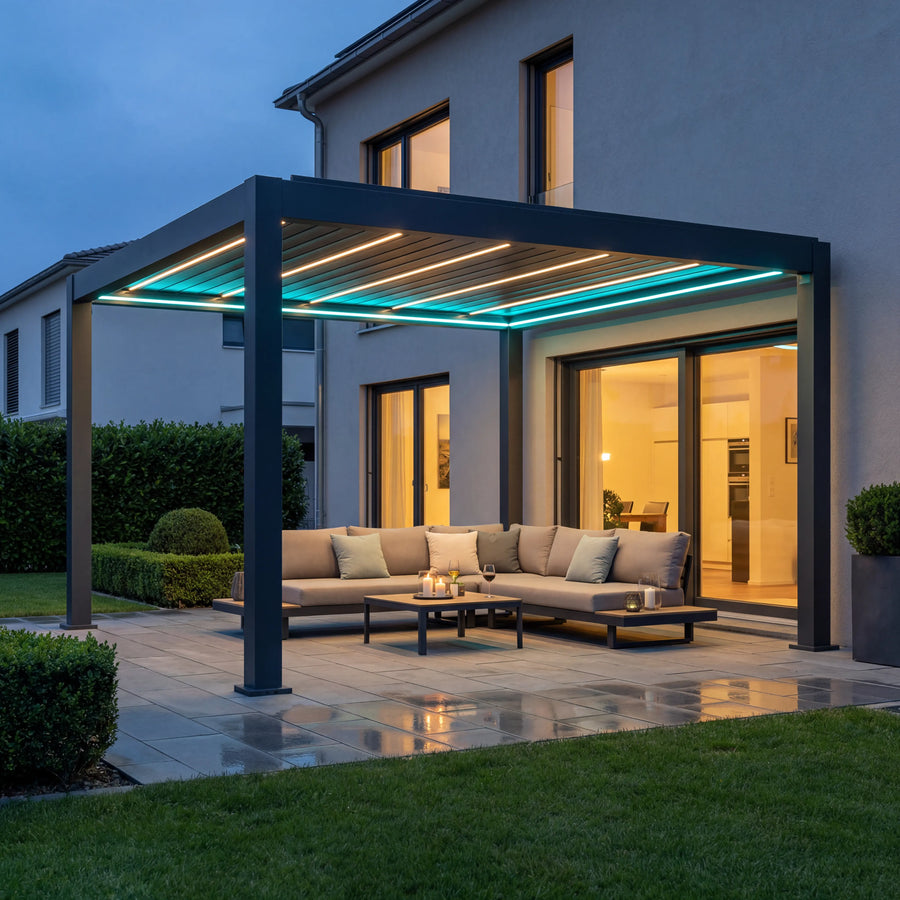 SkyPergola SkyMax Ultra Aluminium-Pergola 4x4m Anthrazit mit RGB-Rahmen und LED-Lamellen bei Nacht