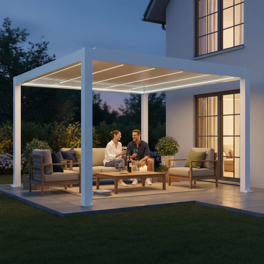 SkyPergola SkyMax Ultra Aluminium-Pergola 4x4m Weiß mit LED-Lamellen, Paar auf Terrasse am Abend