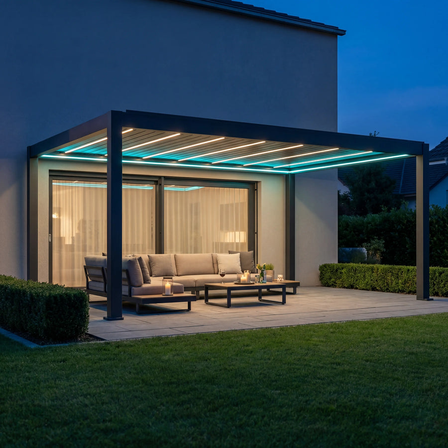 SkyPergola SkyMax Ultra Aluminium-Pergola 4x6m Anthrazit mit RGB-Rahmen und LED-Lamellen bei Nacht